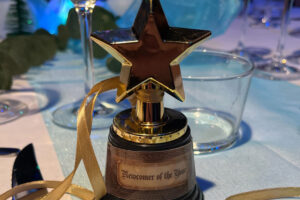 A star shaped award with the inscription Newcomer of the Year.